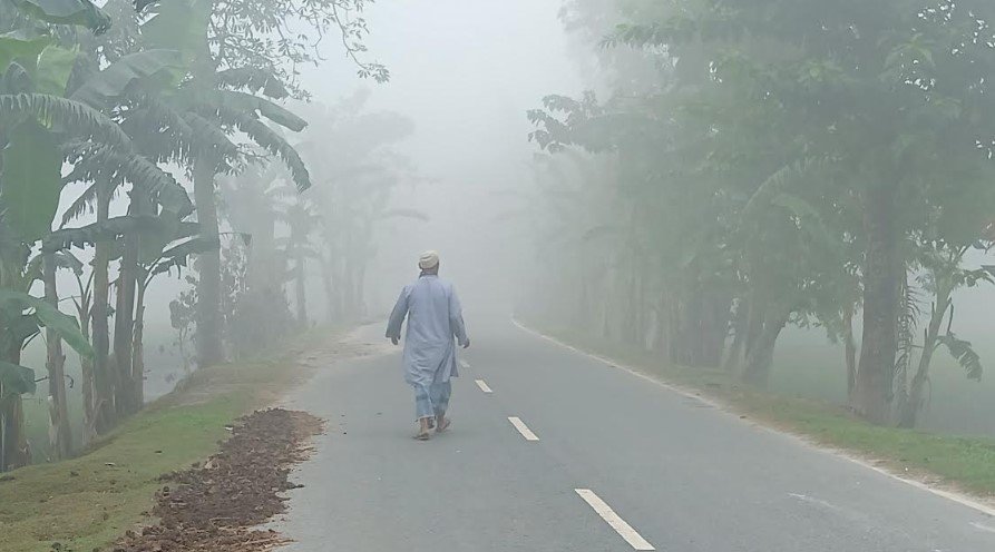 হঠাৎ কুয়াশায় থমকে গেছে জনজীবন